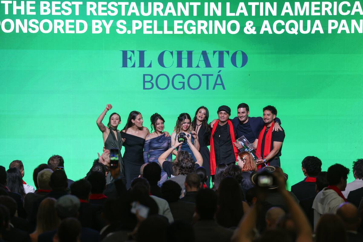 Representantes del restaurante colombiano El Chato celebran este martes, en Antigua (Guatemala).