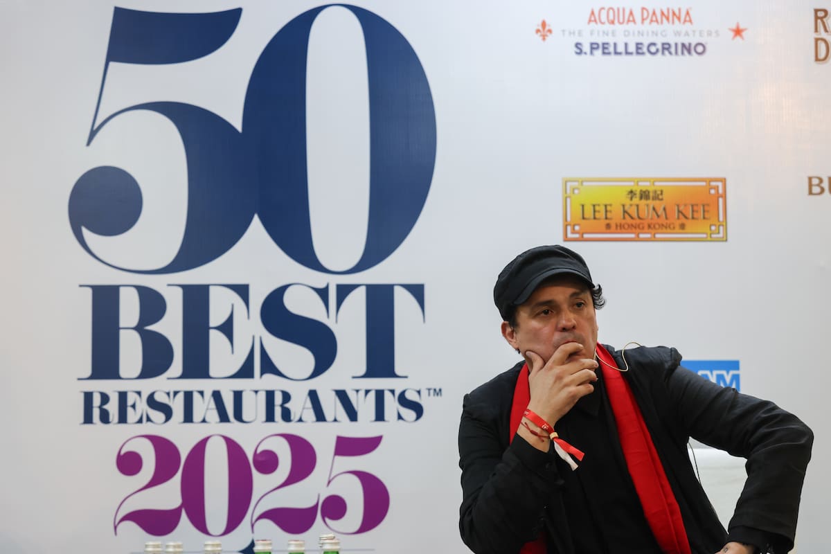 El chef del restaurante colombiano El Chato, Álvaro Calvijo, escucha en una rueda de prensa este martes, en Antigua (Guatemala).