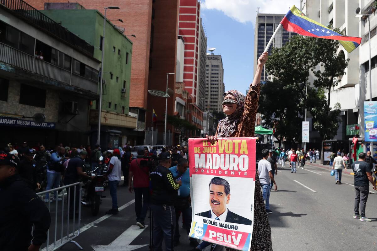 Una persona sostiene un cartel con la imagen del presidente de Venezuela, Nicolás Maduro, durante una marcha del chavismo este domingo, en Caracas (Venezuela). El chavismo convocó a sus simpatizantes a una "gran marcha" por la libertad de Maduro, y de su esposa, la diputada Cilia Flores, quienes fueron capturados la madrugada del sábado por fuerzas estadounidenses en Caracas, como parte de una operación que incluyó ataques en la capital y tres estados cercanos. EFE/ Ronald Peña R