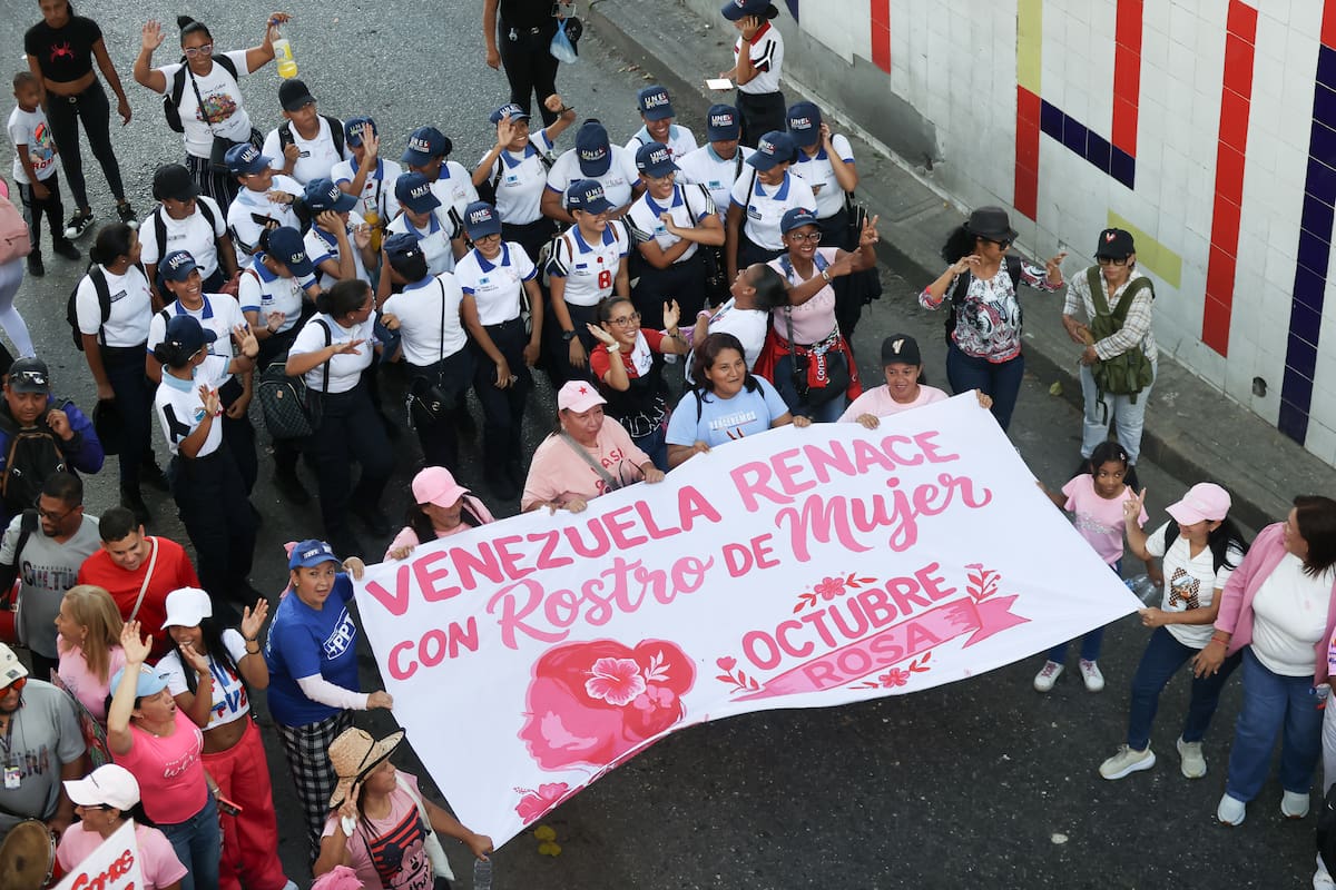 AME8745. CARACAS (VENEZUELA), 22/10/2026.- Chavistas marchan en apoyo a la prevención del cáncer de mamá, en una jornada marcada también por la convocatoria opositora a protestar por la celebración de elecciones presidenciales tras la captura de Nicolás Maduro en enero pasado, este jueves en Caracas (Venezuela). EFE/ Ronald Peña R