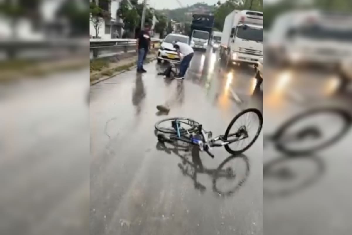 El ciclista quedó tendido sobre el pavimento tras ser arrollado por un vehículo en la vía principal del barrio Rincón de Girón.