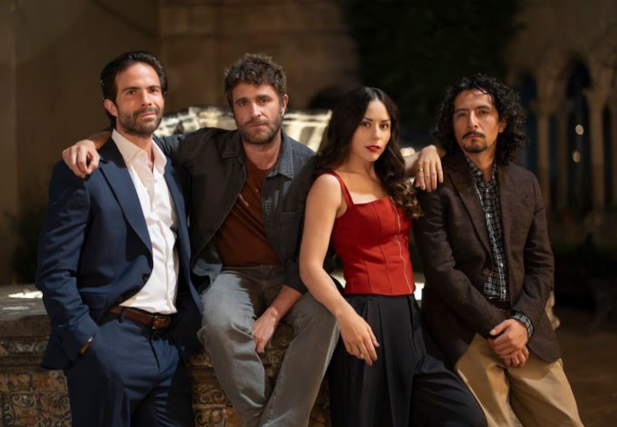Cuatro amigos, un asesinato y una línea muy delgada entre la justicia y la corrupción. 'El Círculo' es protagonizada por Osvaldo Benavides, Zuria Vega y Michel Brown.