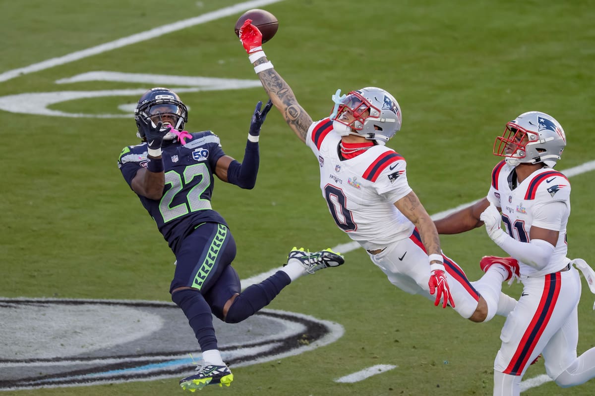 El cornerback de los New England Patriots, Christian González (c), intercepta un pase destinado al wide receiver de los Seattle Seahawks, Rashid Shaheed (i), durante la primera mitad del Super Bowl LX jugado en el Levi's Stadium en Santa Clara, California (EE.UU.). EFE/CHRIS TORRES