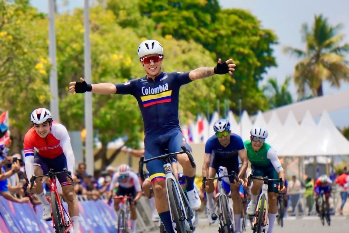 El colombiano Nicolás Gómez, oro en la prueba de ruta de ciclismo de los Centroamericanos. Foto: Ministerio del Deporte.