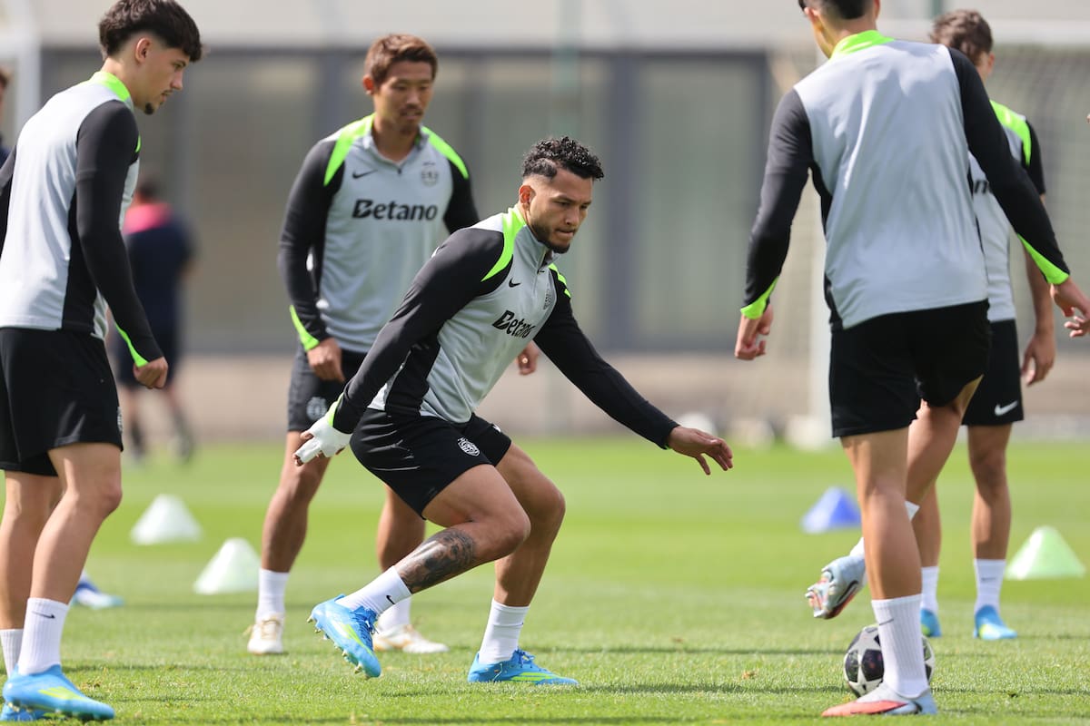 El delantero colombiano del Sporting Luis Suarez (c) se ejercita con sus compañeros en la Cristiano Ronaldo Academy, en Alcochete, Portugal. EFE/EPA/RUI MINDERICO