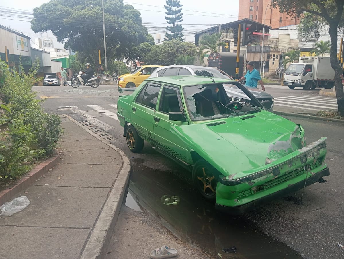 El conductor del Renault 9 sufrió una fractura en una de sus piernas, mientras que la mujer que lo acompañaba resultó lesionada tras golpear su cabeza contra el panorámico.