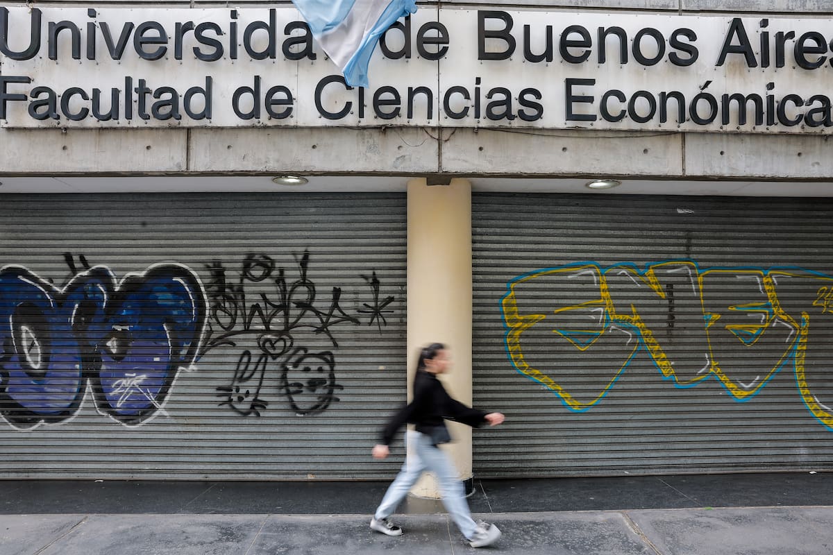 Fotografía de una entrada de la Universidad de Buenos Aires, cerrada durante una huelga este 10 de octubre de 2024 en Buenos Aires (Argentina). EFE/ Juan Ignacio Roncoroni