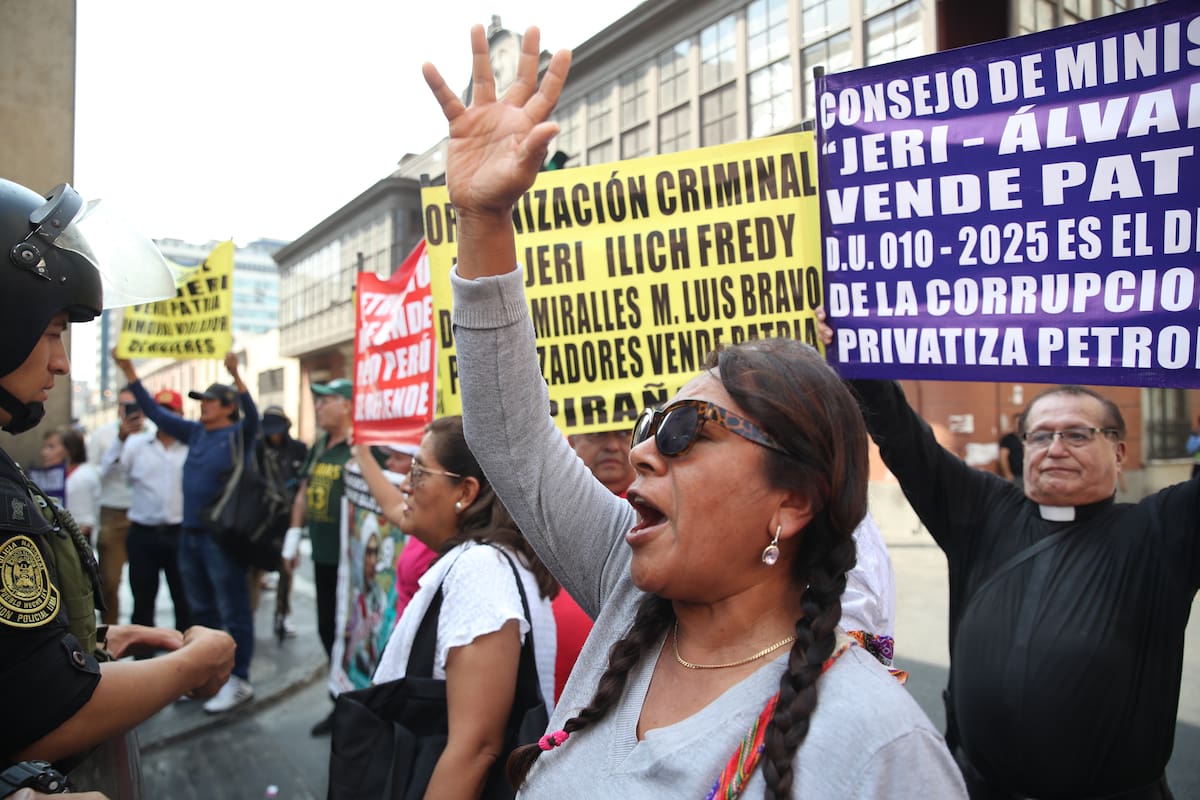 Personas sostienen carteles durante una manifestación en rechazo al presidente interino, José Jerí, frente al Congreso de Perú este martes, en Lima (Perú). El pleno del Congreso de Perú inició la sesión extraordinaria convocada para tratar las siete mociones de censura presentadas contra Jerí, que puede derivar en el octavo cambio presidencial en el país andino en cerca de una década de inestabilidad política. EFE/ Paolo Aguilar