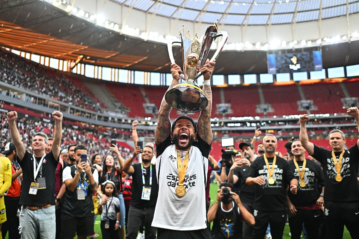 El neerlandés Memphis Depay (c) en una imagen de archivo en plena celebración del Corinthians de la Supercopa brasileña. EFE/ Andre Borges