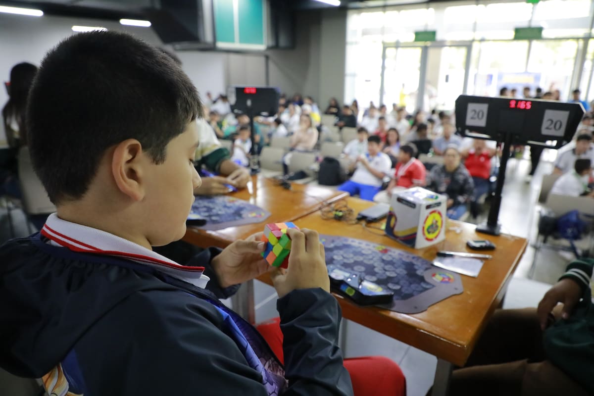 El cubo de Rubik reúne a 170 estudiantes de ocho departamentos en Neomundo. Foto: Jaime Moreno/VANGUARDIA