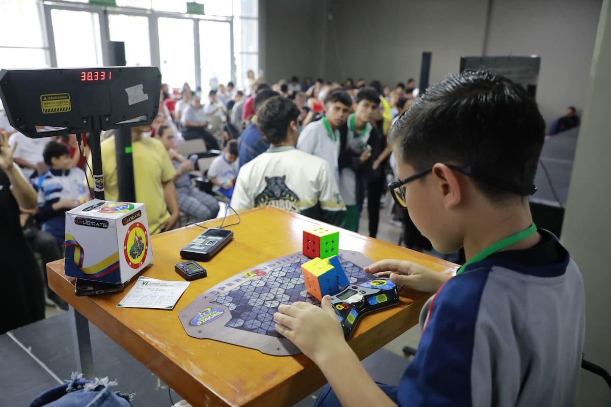 El cubo de Rubik reúne a 170 estudiantes de ocho departamentos en Neomundo. Foto: Jaime Moreno/VANGUARDIA
