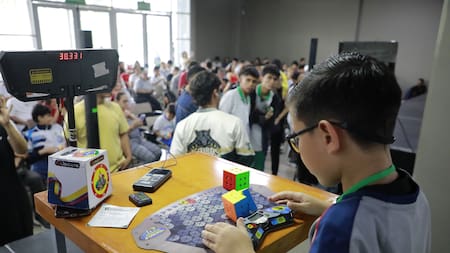 El cubo de Rubik reúne a 170 estudiantes de ocho departamentos en Neomundo