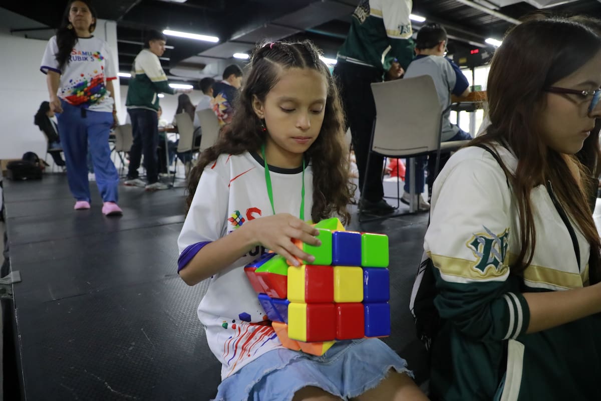 El cubo de Rubik reúne a 170 estudiantes de ocho departamentos en Neomundo. Foto: Jaime Moreno/VANGUARDIA