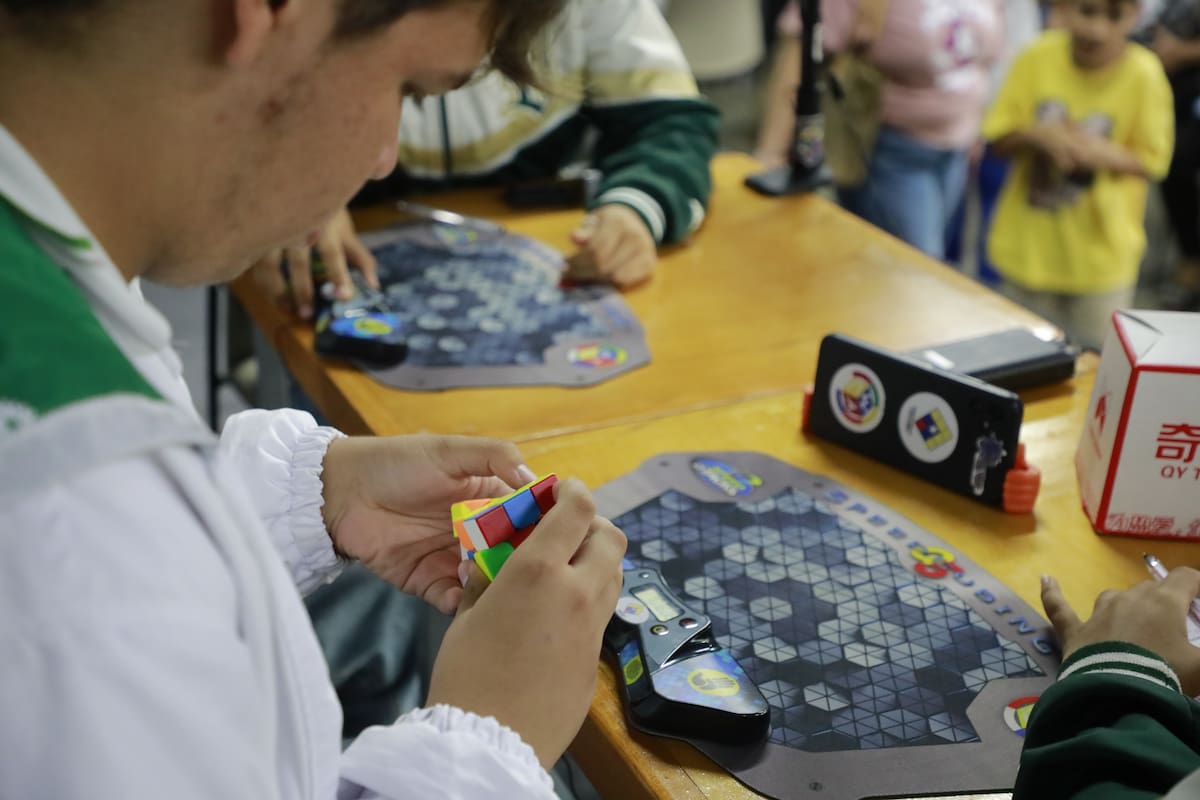 El cubo de Rubik reúne a 170 estudiantes de ocho departamentos en Neomundo. Foto: Jaime Moreno/VANGUARDIA