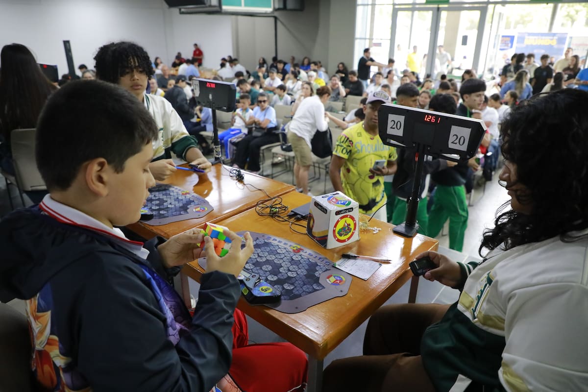 El cubo de Rubik reúne a 170 estudiantes de ocho departamentos en Neomundo. Foto: Jaime Moreno/VANGUARDIA