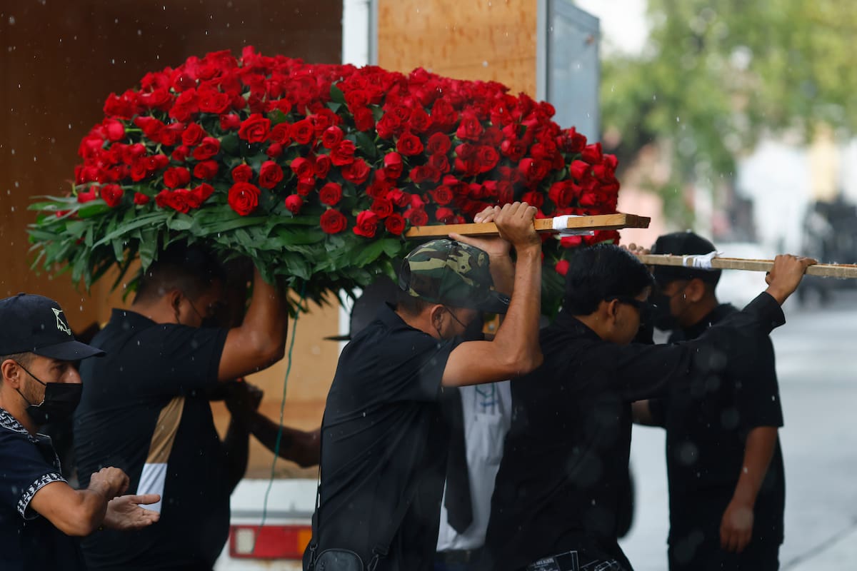 Personas cargan un arreglo floral durante la velación de Nemesio Oceguera Cervantes, alias El Mencho, líder del Cartel Jalisco Nueva Generación (CJNG), el 1 de marzo de 2026 en Guadalajara (México). EFE/ Francisco Guasco