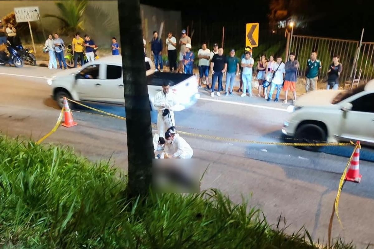 El cuerpo de la víctima quedó tendido sobre el carril izquierdo de la vía nacional que comunica a Lebrija con el aeropuerto Palonegro.