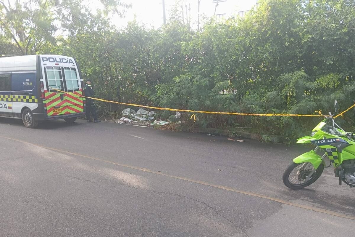 El cuerpo del hombre fue hallado dentro de un canal de aguas lluvias en el sector de la vía antigua hacia el barrio Mutis.