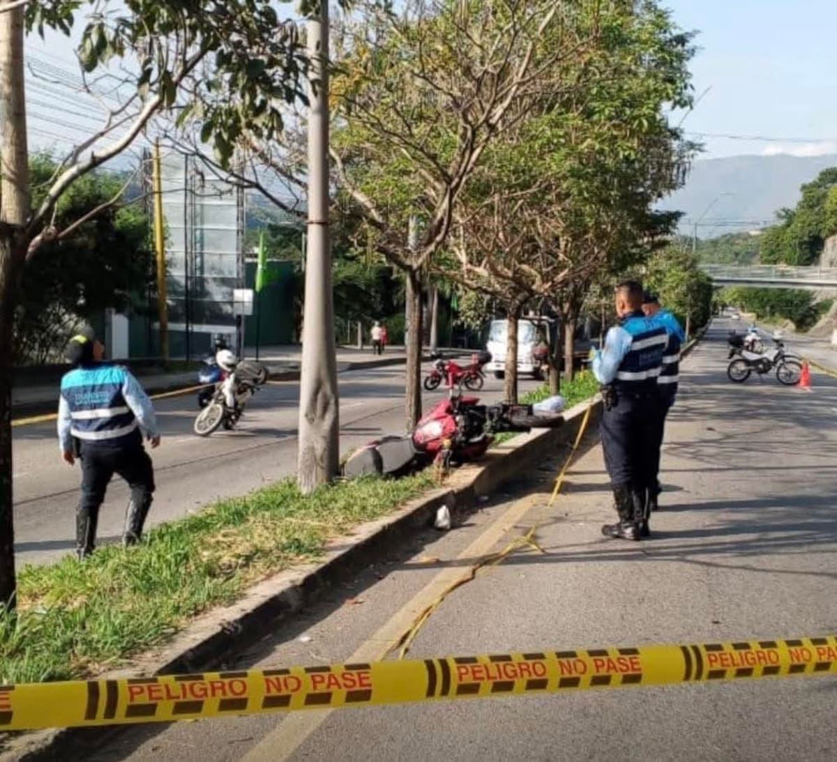 El cuerpo del motociclista quedó tendido sobre el separador tras el fuerte impacto.