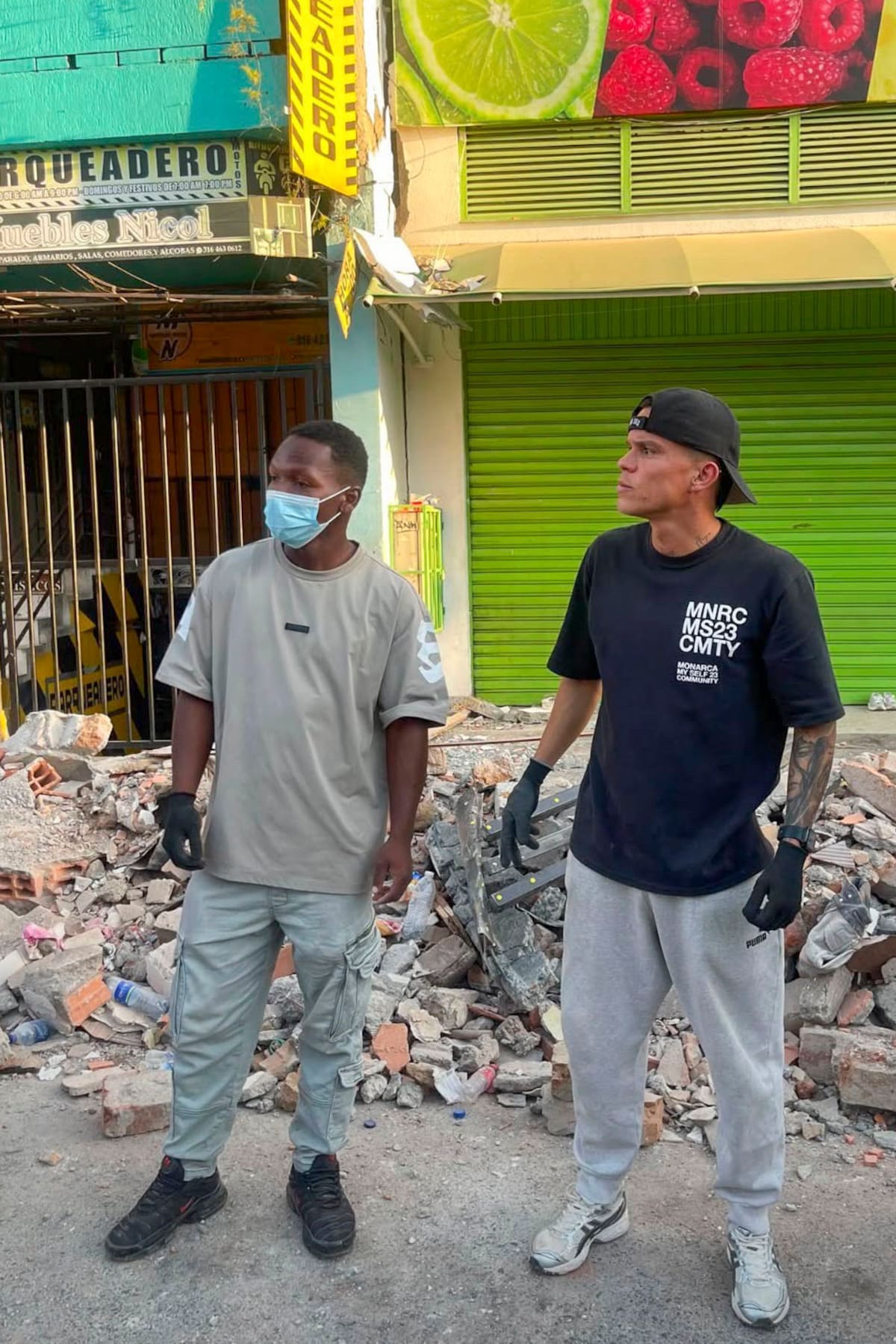 PEREIRA (COLOMBIA), 13/08/2026.- El futbolista y capitán del Deportivo Pereira Walmer Pacheco (d) ayuda en la remoción voluntaria de escombros en Pereira, capital del departamento de Risaralda, afectada por el terremoto en Colombia. El mundo del deporte se ha volcado con Colombia tras el terremoto de magnitud 7,4 que sacudió el país el pasado 10 de agosto y que ha dejado más de 265 muertos, con una respuesta que abarca desde el rescate y remoción de escombros voluntario de deportistas locales hasta las donaciones y mensajes de clubes y futbolistas repartidos por todo el mundo. EFE/ Francisco González