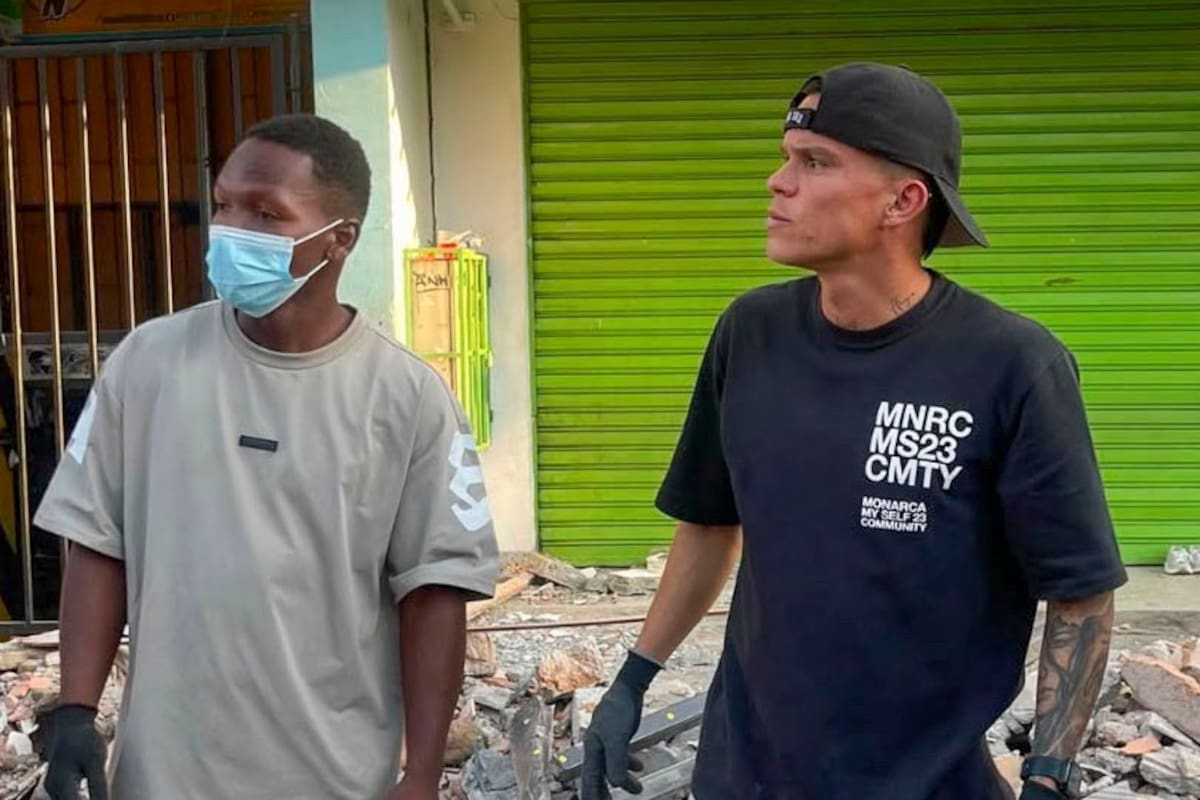 PEREIRA (COLOMBIA), 13/08/2026.- El futbolista y capitán del Deportivo Pereira Walmer Pacheco (d) ayuda en la remoción voluntaria de escombros en Pereira, capital del departamento de Risaralda, afectada por el terremoto en Colombia. El mundo del deporte se ha volcado con Colombia tras el terremoto de magnitud 7,4 que sacudió el país el pasado 10 de agosto y que ha dejado más de 265 muertos, con una respuesta que abarca desde el rescate y remoción de escombros voluntario de deportistas locales hasta las donaciones y mensajes de clubes y futbolistas repartidos por todo el mundo. EFE/ Francisco González