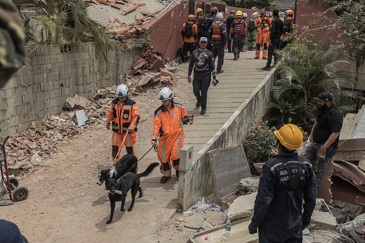 Rescatistas trabajan en operaciones de rescate en una zona afectada por los terremotos, este domingo, en La Guaira (Venezuela). EFE/ Henry Chirinos