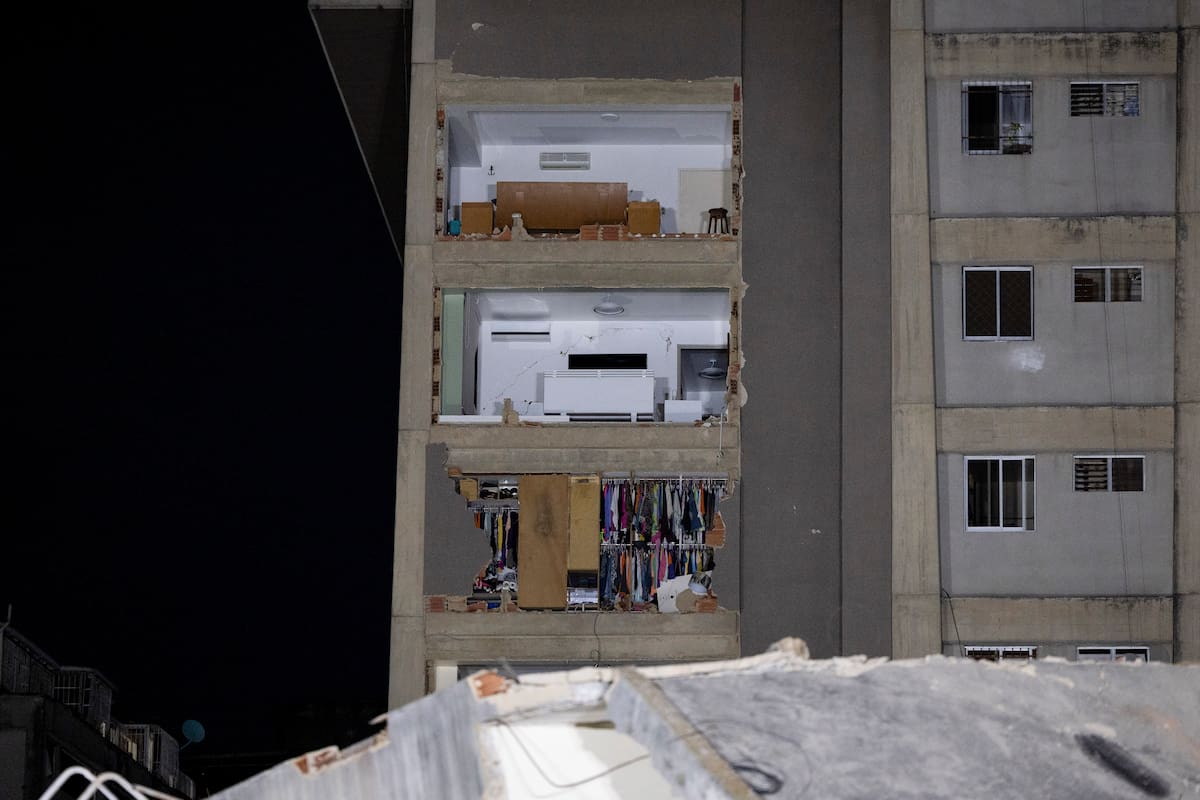 Estado de un edificio en Caracas (Venezuela) tras los dos fuertes seísmos que han sacudido el país. EFE/ Rayner Peña R