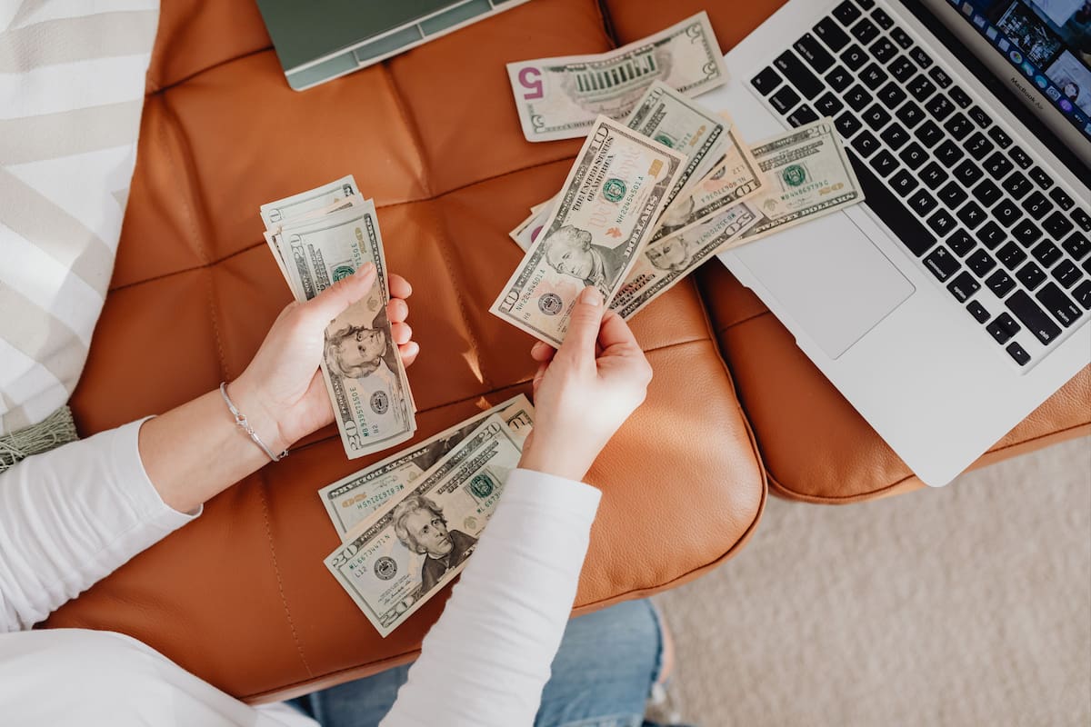 El dólar cerró a la baja mientras operadores analizan datos del PIB y panorama económico. | Foto: Canva