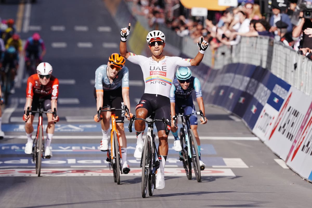 El ecuatoriano Jhonatan Narváez (UAE Team Emirates - XRG) se quedó con la victoria al imponerse en un esprint. Foto: Giro de Italia