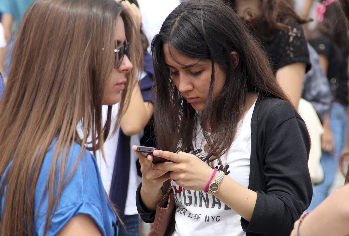 Jóvenes con celulares.