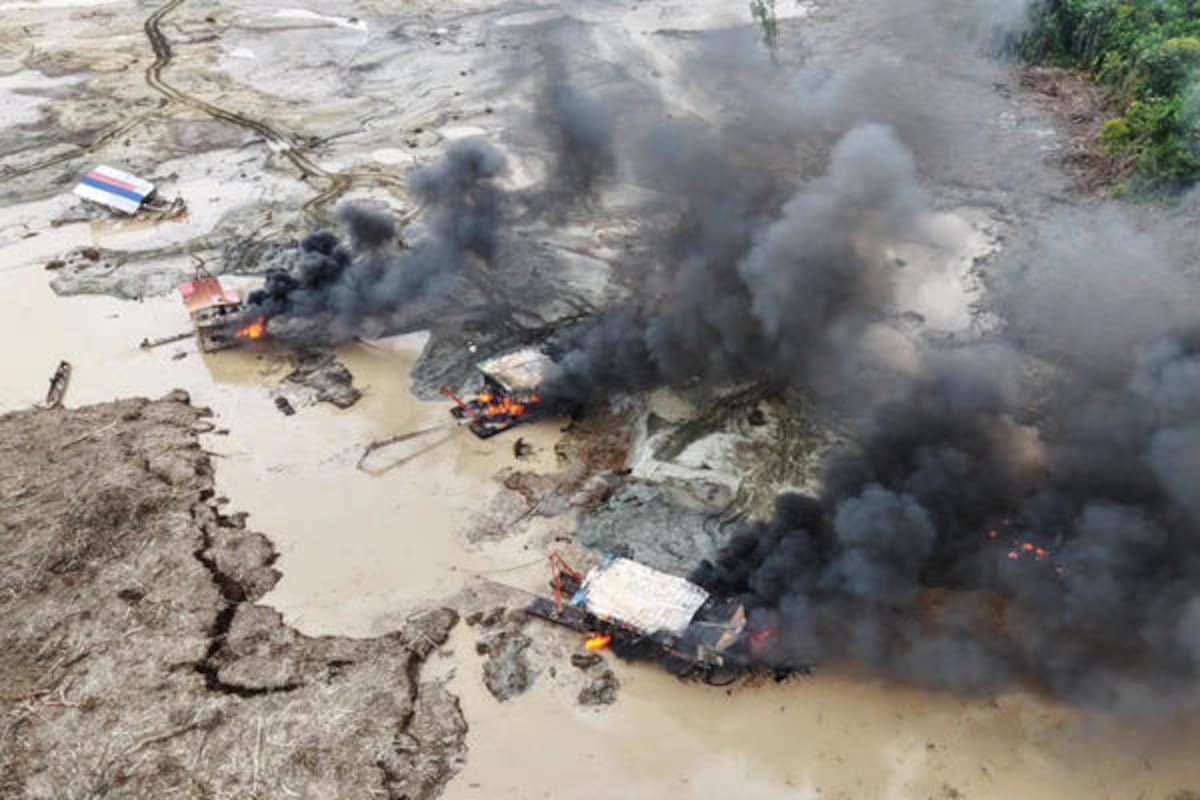 Durante el operativo fueron destruidos "dragones brasileños", motores y motobombas utilizados para la extracción ilícita de oro en el Pacífico colombiano. EFE/ Ejército de Colombia