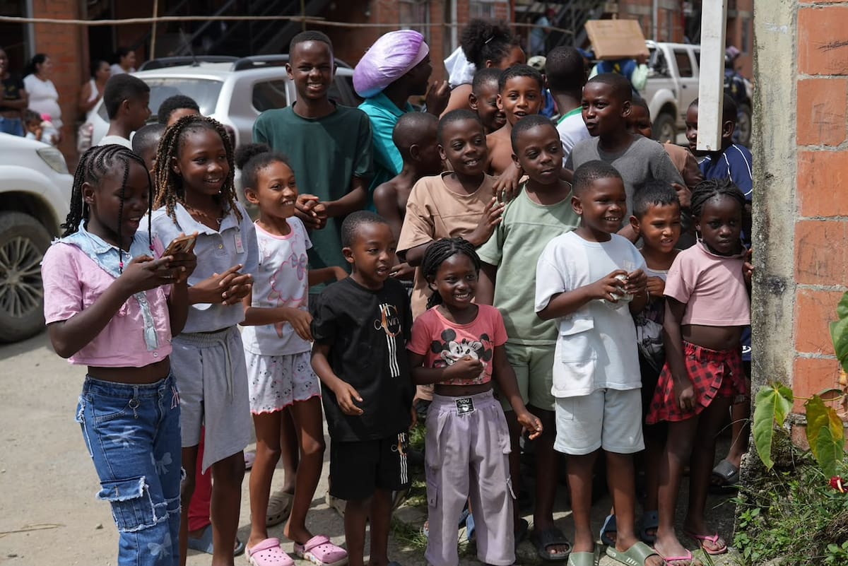 Un grupo de niños espera ayudas tras el terremoto con magnitud de 7,4, este miércoles en San José de Palmar (Colombia). EFE/Jean Arriaga
