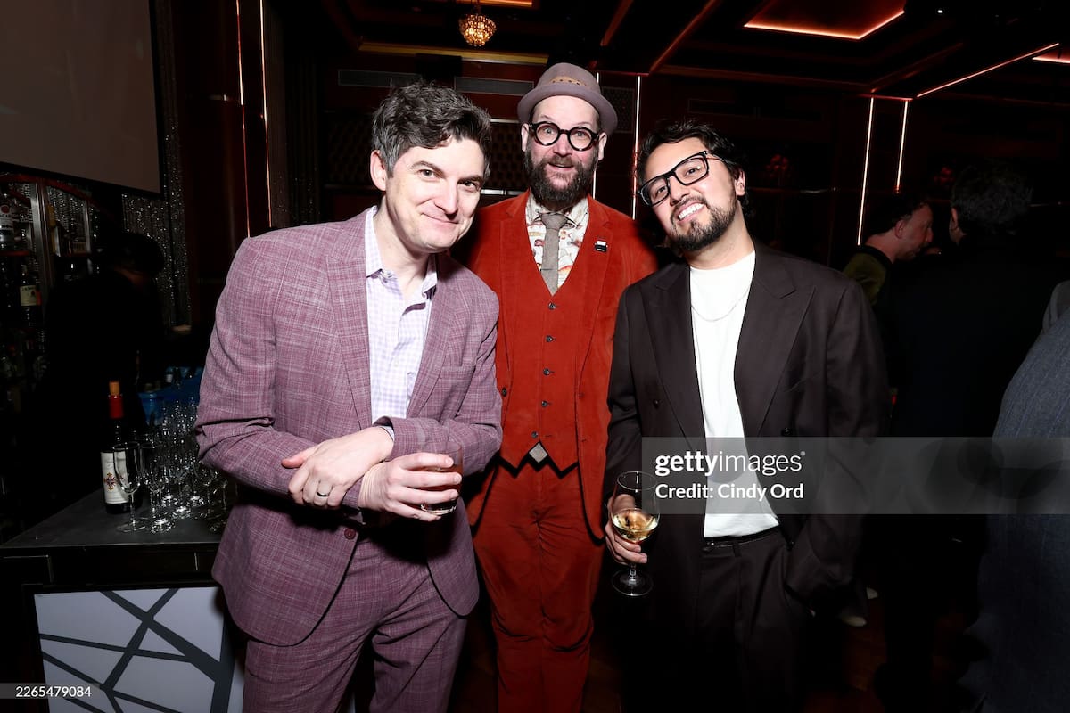 El equipo de guionistas de The Late Show with Stephen Colbert, del que forma parte el bogotano Felipe Torres Medina, ganó el Emmy 2026 a mejor guion de una serie de variedades. Foto suministrada/VANGUARDIA
