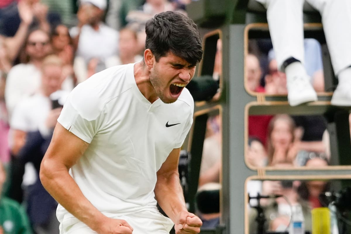El español Carlos Alcaraz reacciona al vencer al francés Ugo Humbert para alcanzar los cuartos de final de Wimbledon. //AP.