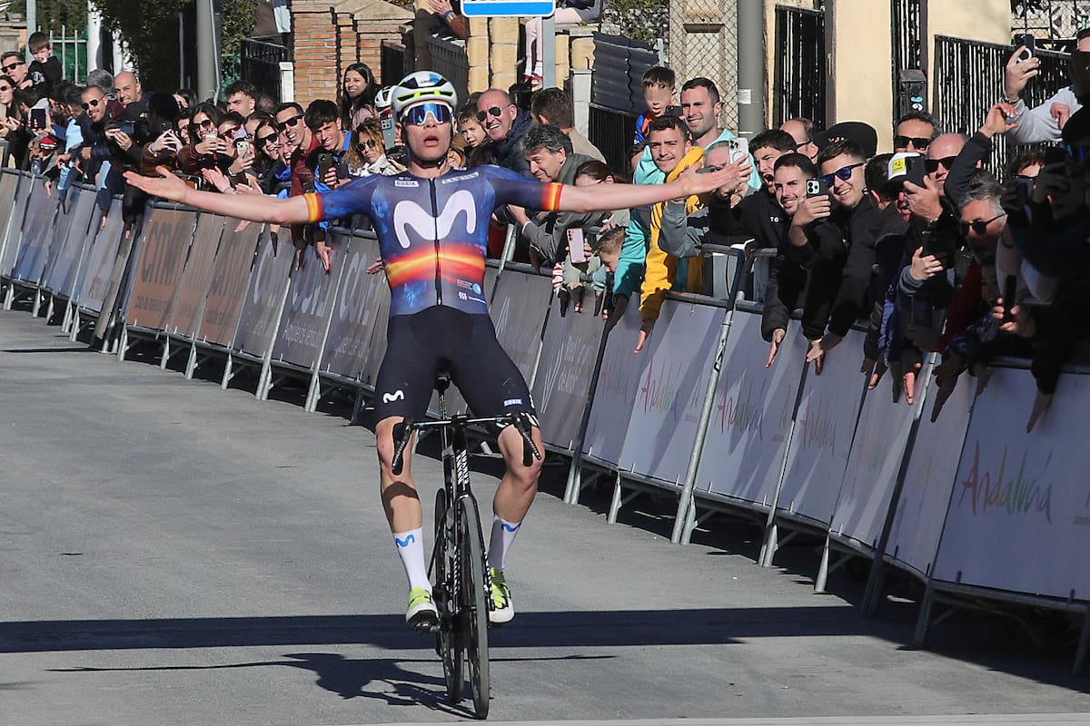 OTURA (GRANADA), 19/02/2026.-El español Iván Romeo, del Movistar, celebra su victoria este jueves tras ganar la segunda etapa de la 72ª edición de la Vuelta Ciclista Andalucía-Ruta del Sol, de 138 kilómetros entre Torrox (Málaga) y Otura (Granada), un triunfo que le valió, además, para convertirse en el nuevo líder de la clasificación general.-EFE/ Pepe Torres