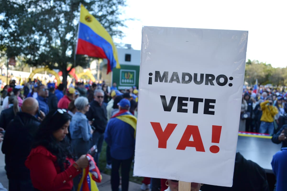 AME047. DORAL (ESTADOS UNIDOS), 09/01/2025.- Fotografía de un cartel durante una manifestación de ciudadanos venezolanos este jueves, en Doral (Estados Unidos). La diáspora venezolana en el sur de Florida se sumó al llamado de movilización de la líder opositora María Corina Machado y, entre cánticos de 'libertad' y 'abajo Maduro', pidió acciones "más contundentes" de la comunidad internacional para conseguir un país "libre y democrático". EFE/ Antoni Belchi