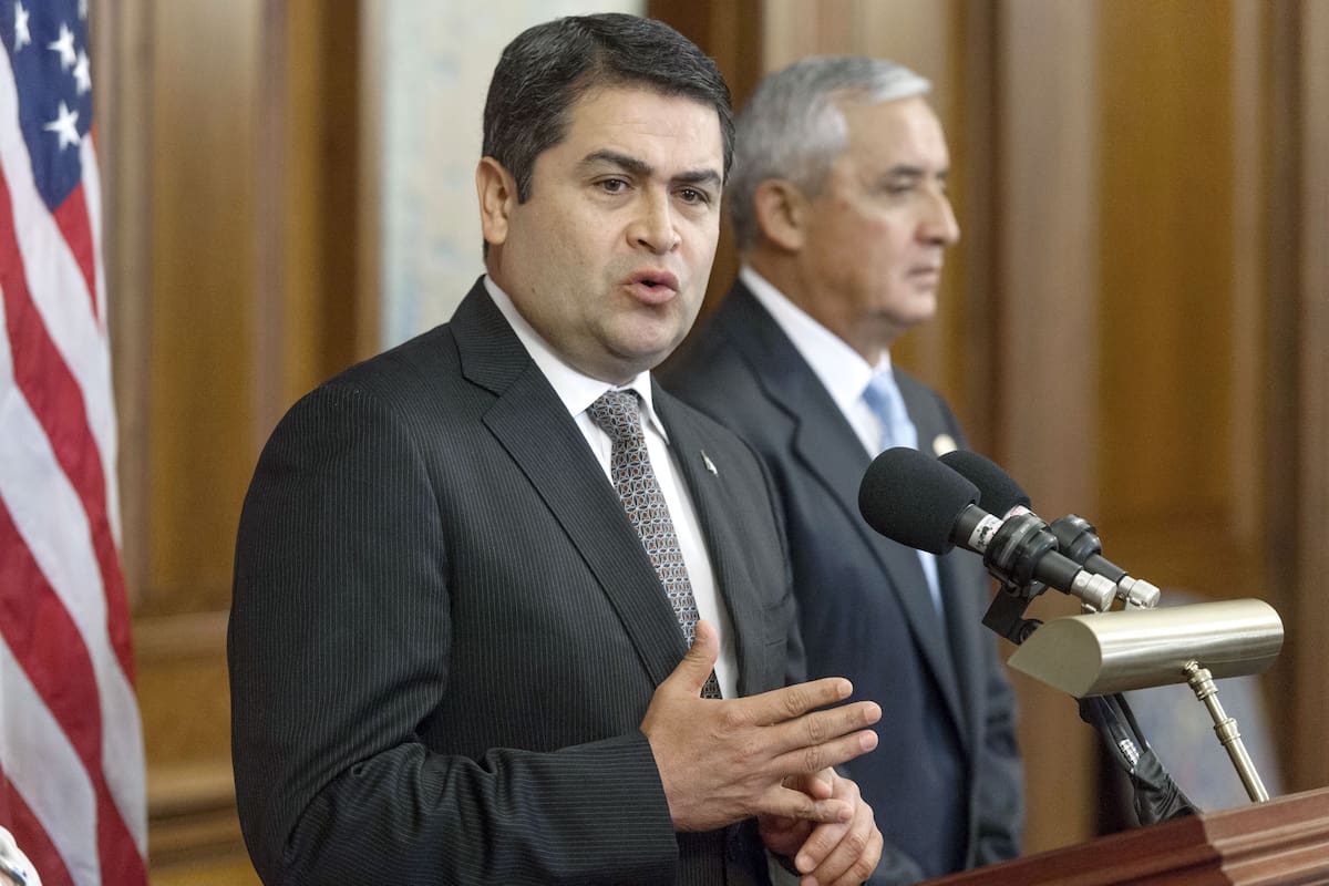 Fotografía de archivo del 24 de julio de 2014 del entonces presidente de Honduras, Juan Orlando Hernández, hablando durante una reunión en el Capitolio de Washington (Estados Unidos). El expresidente hondureño Juan Orlando Hernández, condenado en Estados Unidos por narcotráfico, fue liberado este lunes, según los registros actualizados del Federal Bureau of Prisons (BOP), tras recibir un perdón total del presidente estadounidense Donald Trump. EFE/