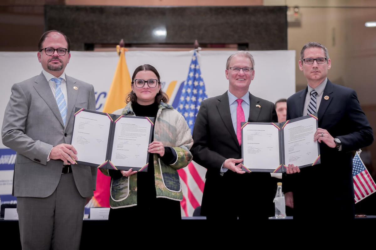 Ministro de Interior de Ecuador, John Reimberg (i); la vicepresidenta de Ecuador, María José Pinto (c-i); el agregado de Negocios de la Embajada de Estados Unidos en Ecuador, Lawrence Petroni (c-d); y el agregado regional del FBI, Allen Pack, en Guayaquil (Ecuador). EFE/ Embajada de Estados Unidos en Ecuador