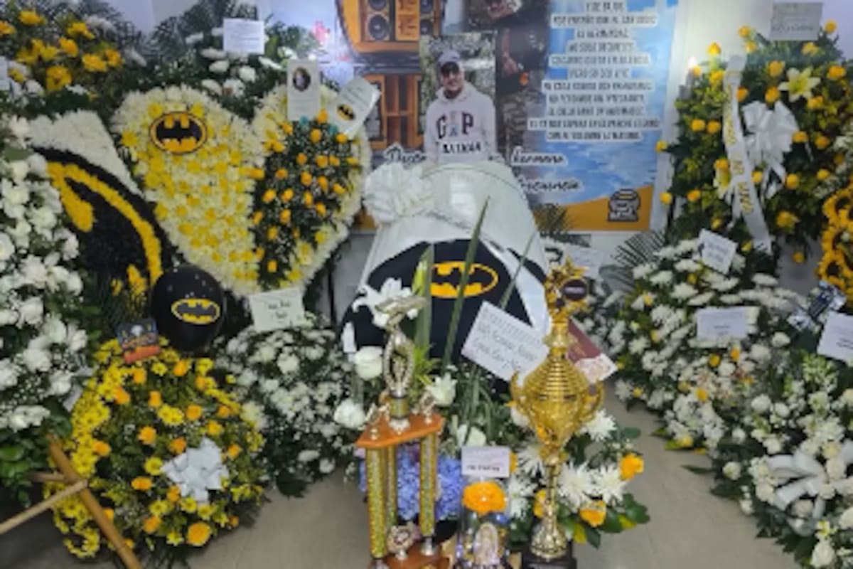 El féretro de Bethman Javier Suárez Méndez estuvo rodeado de flores, trofeos y recuerdos de su pasión por el car audio en la funeraria Los Olivos.
