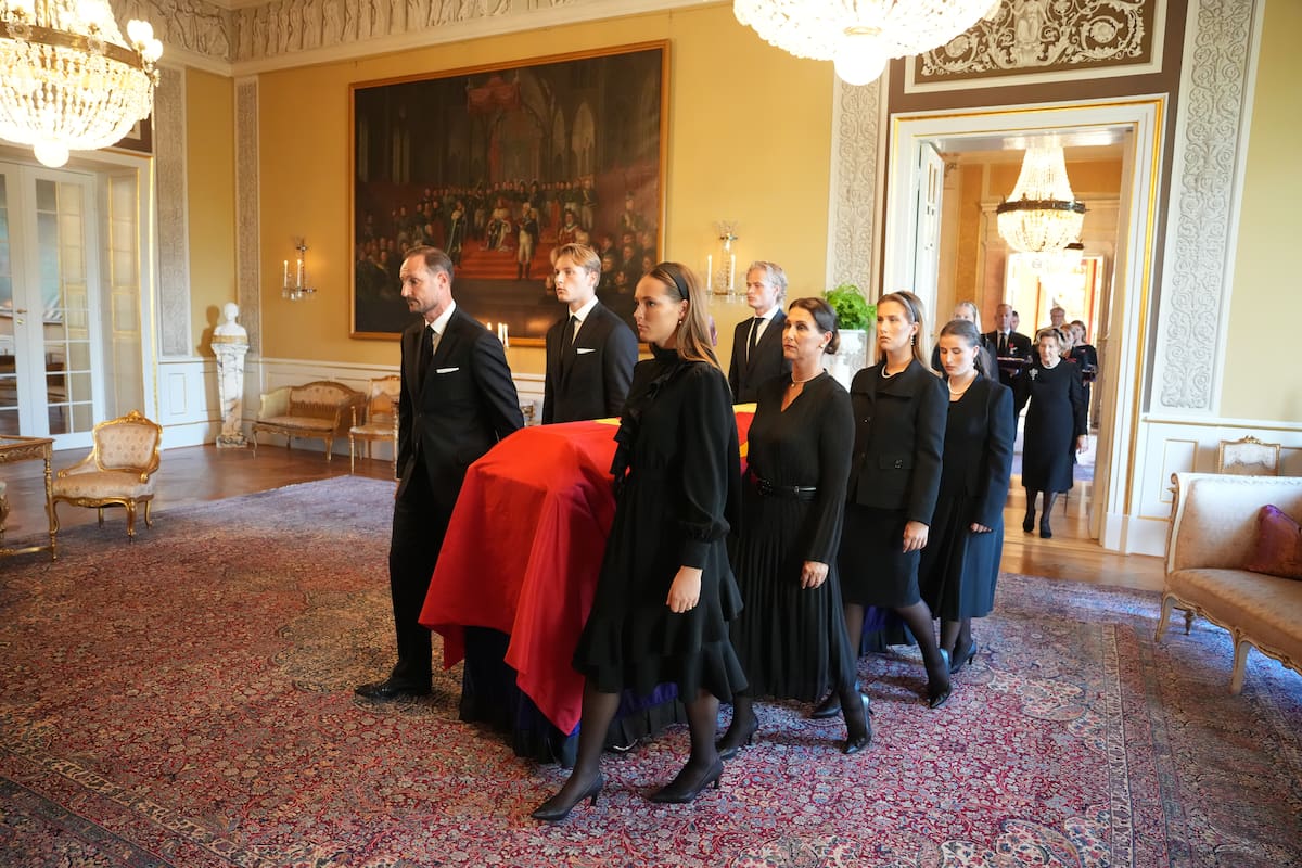 El féretro del rey Harald V es trasladado desde el Salón Rojo a la Capilla del Palacio, acompañado por miembros de la familia real y personal de la corte a través de los históricos salones del Palacio en Oslo, Noruega, el 31 de agosto de 2026. El rey Harald falleció el 28 de agosto de 2026 en el Hospital Universitario de Oslo a la edad de 89 años, según un comunicado oficial de la Casa Real de Noruega. (Noruega) EFE/EPA/OLE BERG-RUSTEN / POOL NORWAY OUT