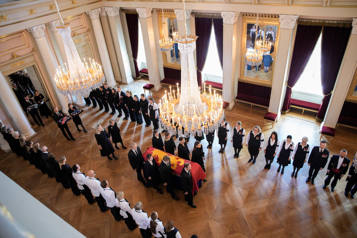 El féretro del rey Harald V de Noruega es trasladado desde el Salón Rojo a la Capilla del Palacio, acompañado por miembros de la familia real y el personal de la corte, en Oslo, Noruega, el 31 de agosto de 2026. El rey Harald falleció el 28 de agosto de 2026 en el Hospital Universitario de Oslo a la edad de 89 años, según un comunicado oficial de la Casa Real de Noruega. (Noruega) EFE/EPA/STIAN LYSBERG SOLUM / POOL NORWAY OUT