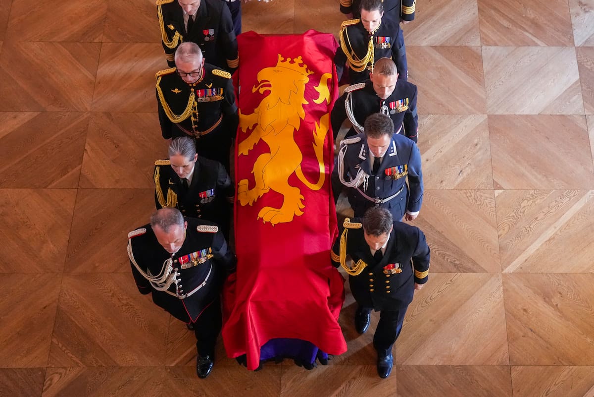 El féretro del rey Harald V es trasladado desde el Salón Rojo a la Capilla del Palacio, acompañado por miembros de la familia real y el personal de la corte a través de los históricos salones del Palacio en Oslo, Noruega, el 31 de agosto de 2026. El rey Harald falleció el 28 de agosto de 2026 en el Hospital Universitario de Oslo a la edad de 89 años, según un comunicado oficial de la Casa Real de Noruega. (Noruega) EFE/EPA/JAVAD PARSA / POOL NORWAY OUT