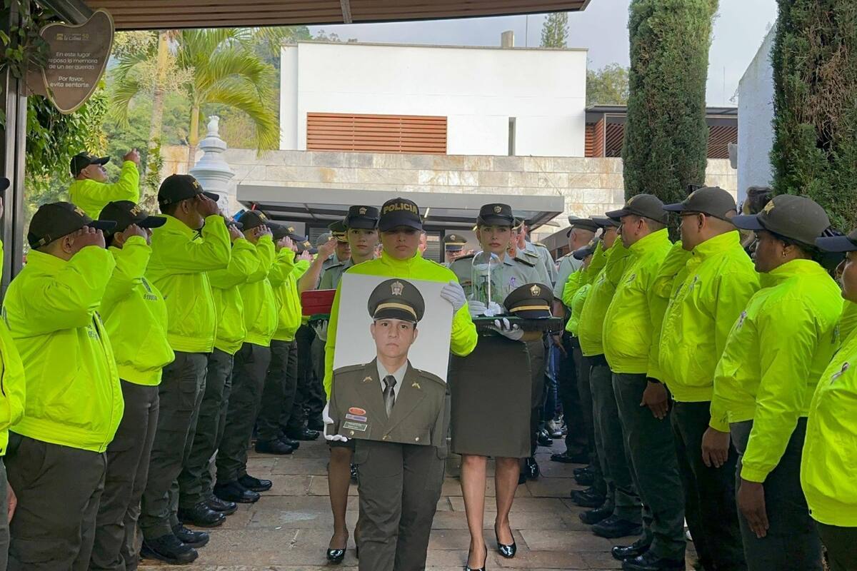 El féretro del intendente Fredy Leal Briceño fue despedido con honores por sus compañeros de la Policía Metropolitana de Bucaramanga.