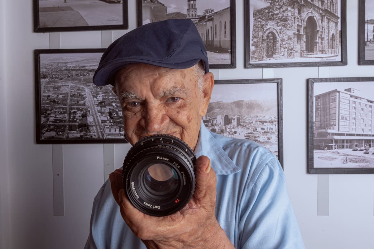El fotógrafo santandereano Andrés Platarrueda cumplirá cien años el 12 de octubre, con un legado de cerca de 15.000 negativos que preservan la memoria de Bucaramanga. Fotos: Mauricio Olaya/VANGUARDIA