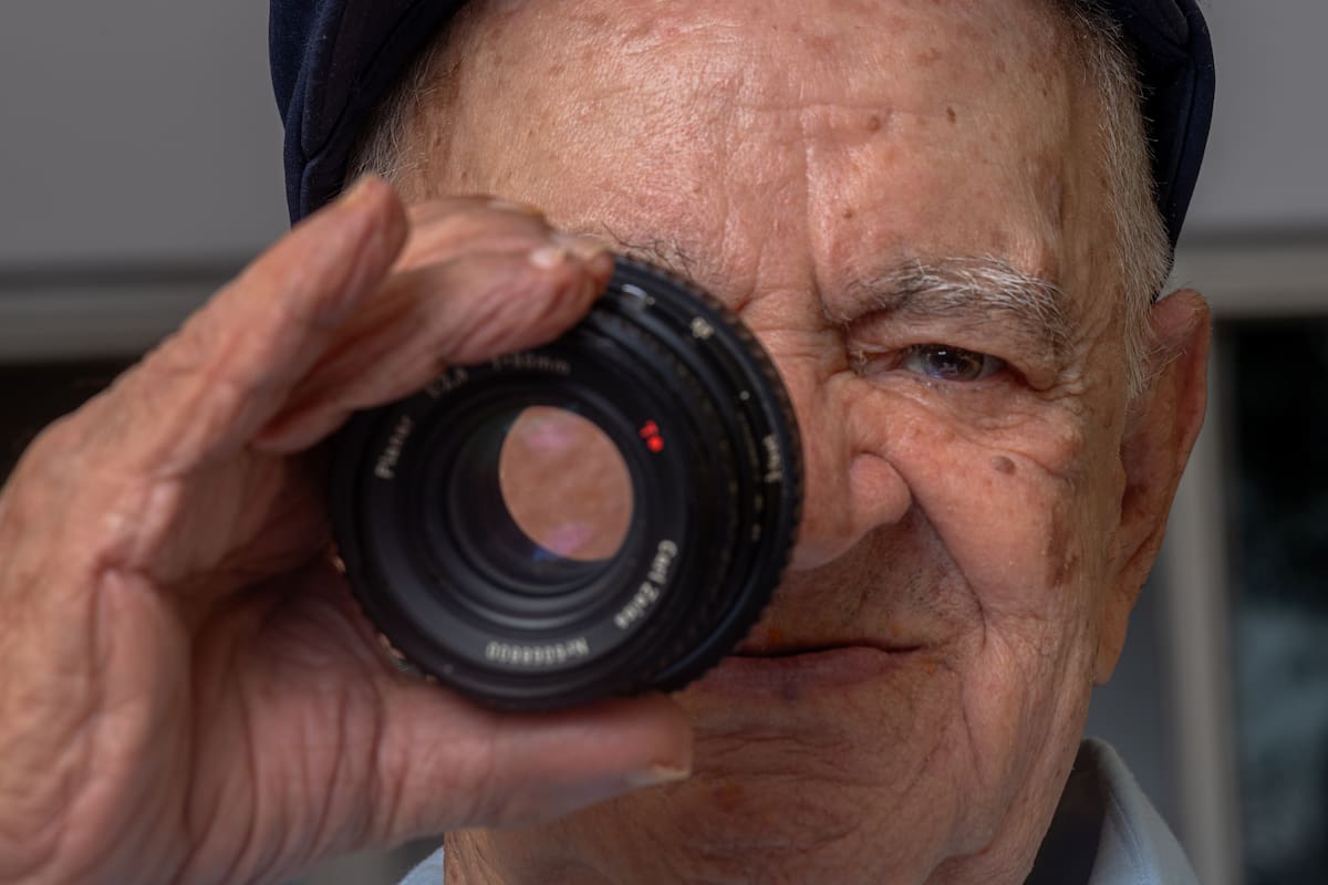 El fotógrafo santandereano Andrés Platarrueda cumplirá cien años el 12 de octubre, con un legado de cerca de 15.000 negativos que preservan la memoria de Bucaramanga. Fotos: Mauricio Olaya/VANGUARDIA