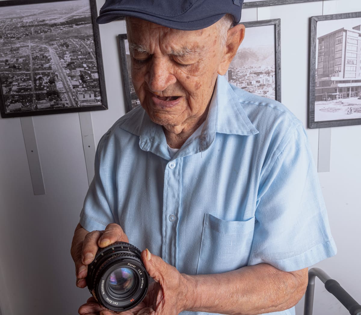 El fotógrafo santandereano Andrés Platarrueda cumplirá cien años el 12 de octubre, con un legado de cerca de 15.000 negativos que preservan la memoria de Bucaramanga. Fotos: Mauricio Olaya/VANGUARDIA