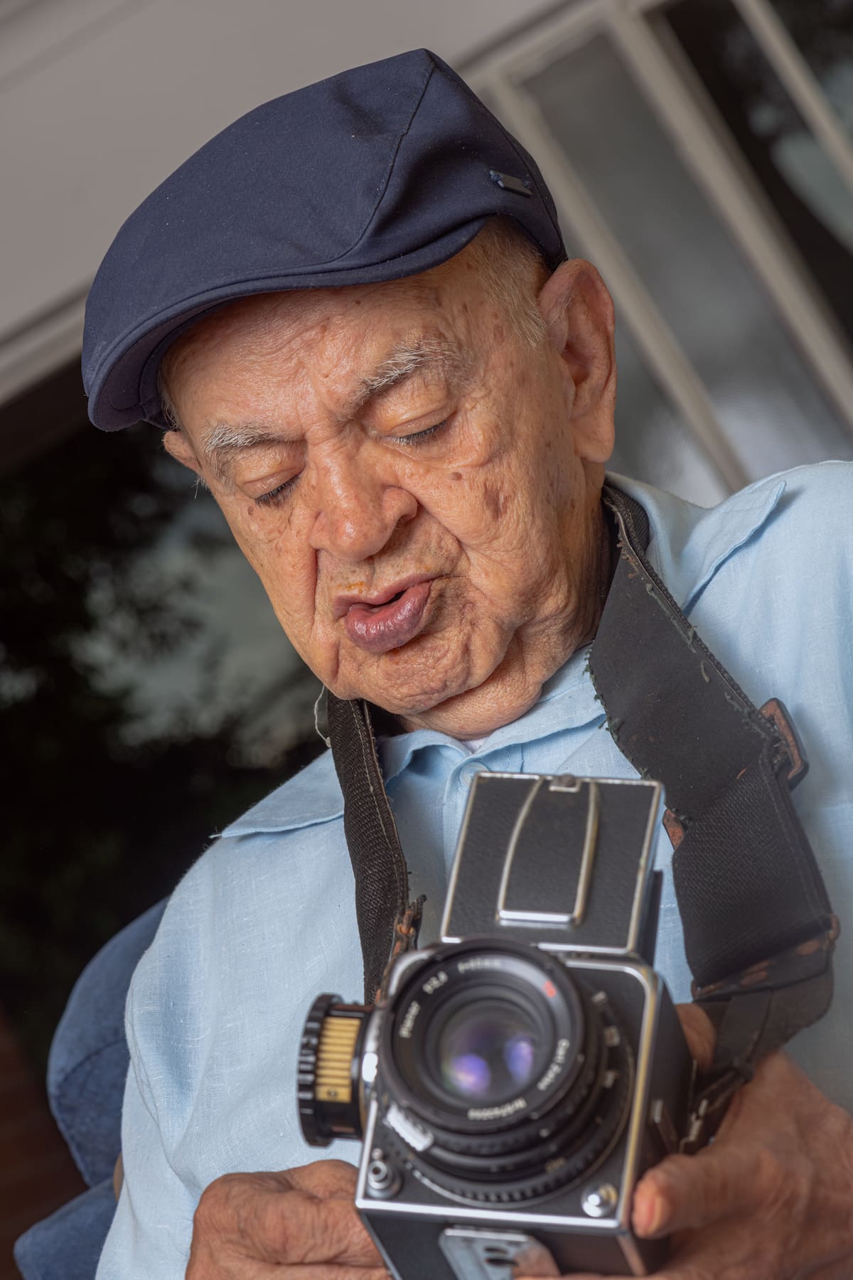 El fotógrafo santandereano Andrés Platarrueda cumplirá cien años el 12 de octubre, con un legado de cerca de 15.000 negativos que preservan la memoria de Bucaramanga. Fotos: Mauricio Olaya/VANGUARDIA