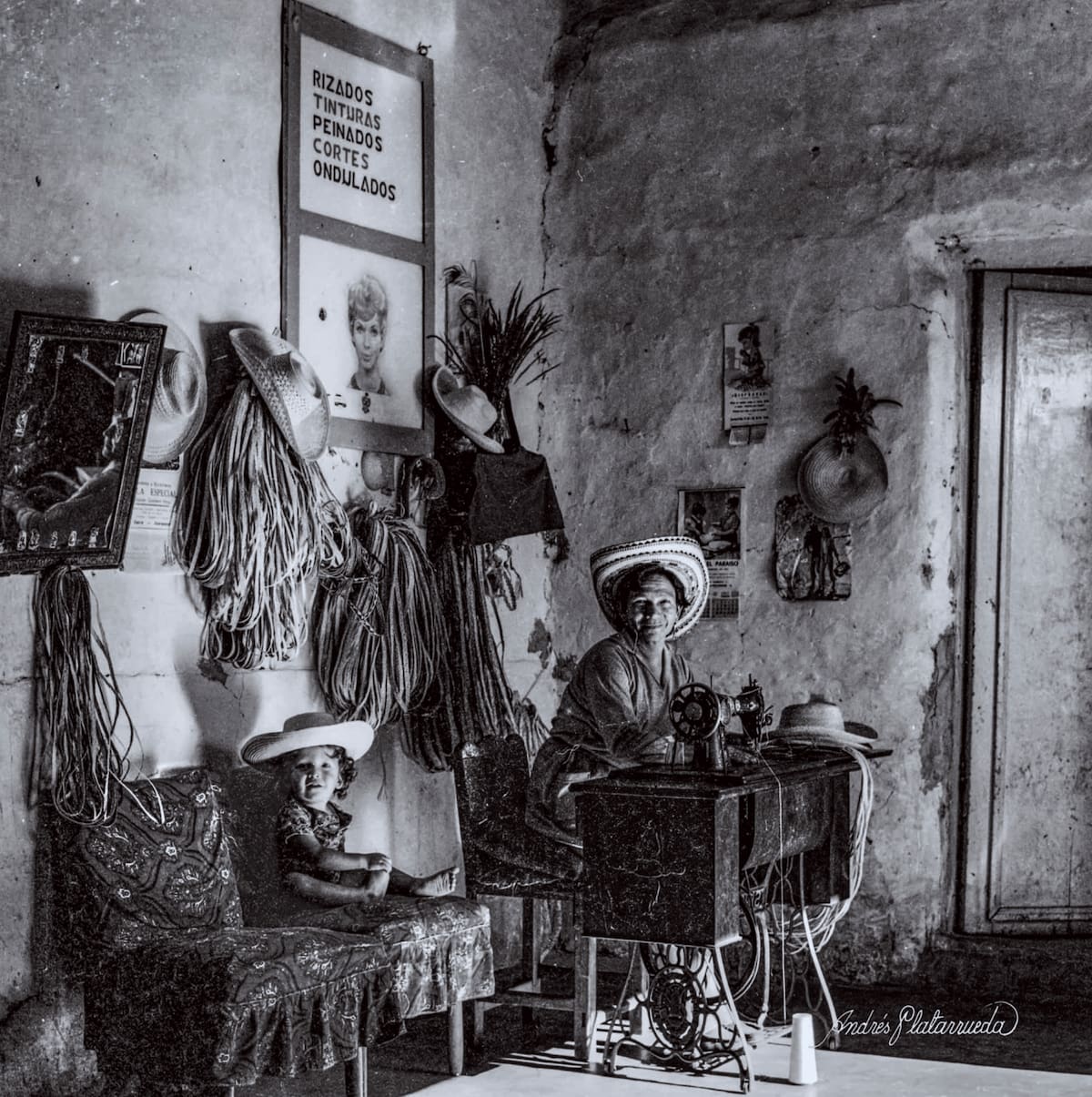 La Sastrería, de la serie Cotidianidades, del maestro Andrés Platarrueda. Fotos: Mauricio Olaya/VANGUARDIA