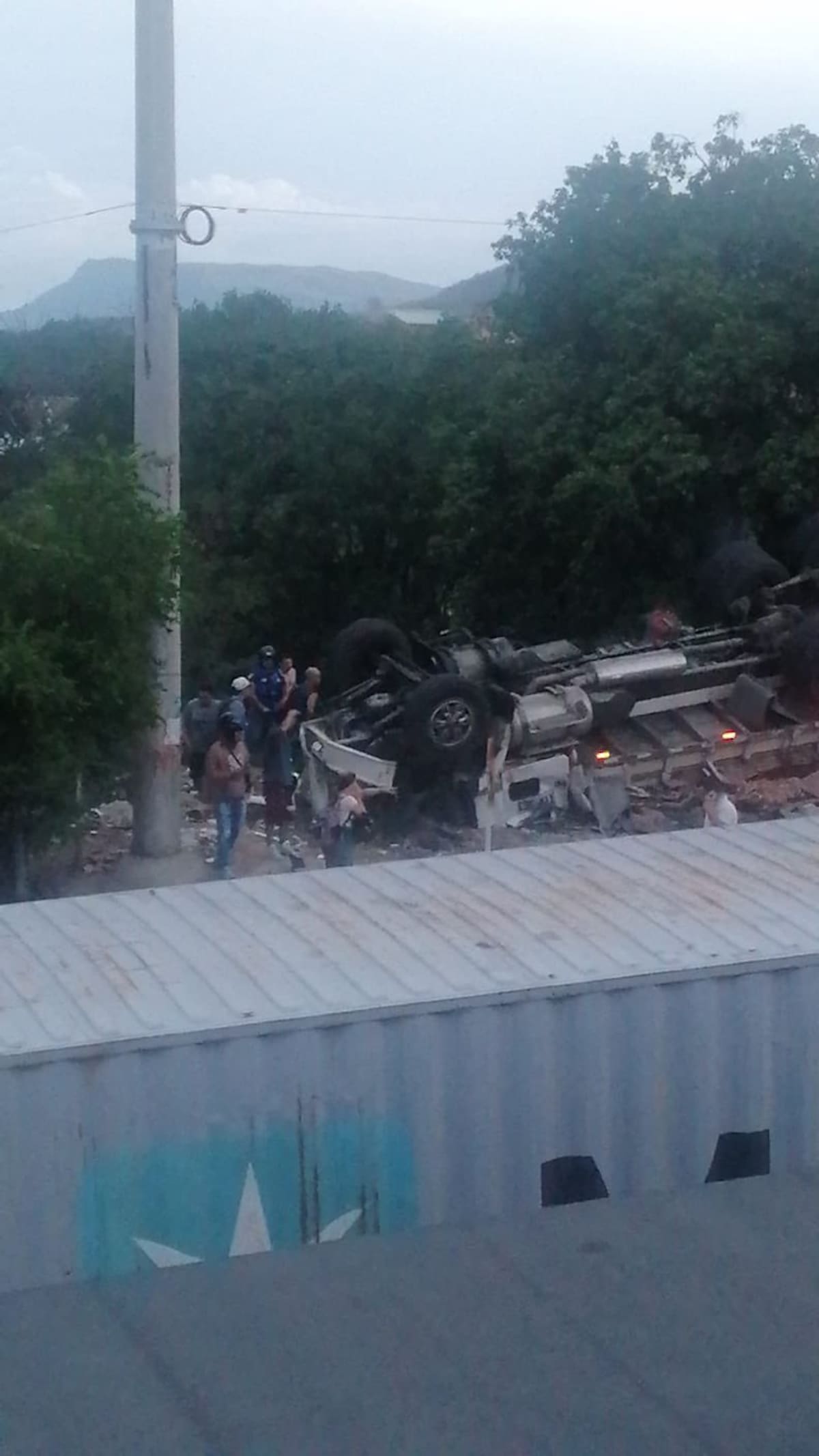 El fuerte accidente dejó, de manera preliminar, una persona fallecida y varios heridos.
