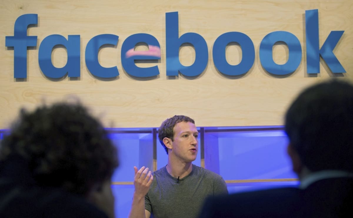 El creador de Facebook, Mark Zuckerberg, da una rueda de prensa en la sede de la empresa en Berlín, Alemania, hoy 25 de febrero de 2016.